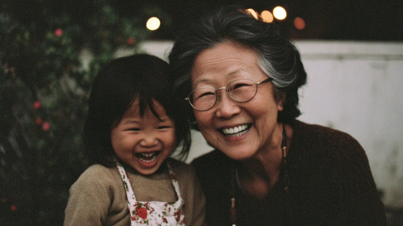 笑い合うおばあちゃんと孫